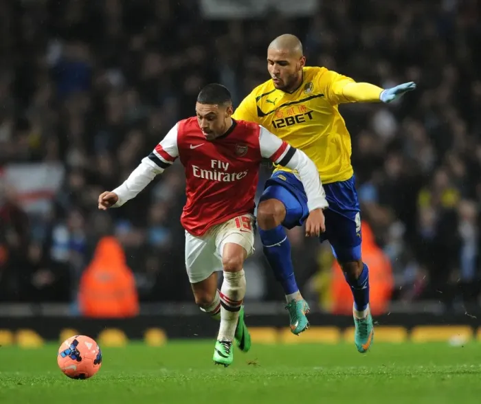 Framed Print : Alex Oxlade-Chamberlain Outpaces Leon Clarke in FA Cup Fourth Round Clash Framed Print : Alex Oxlade-Chamberlain Outpaces Leon Clarke in FA Cup Fourth Round Clash