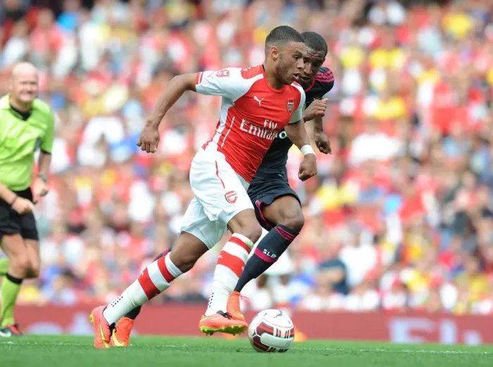 Framed Print : Alex Oxlade-Chamberlain Outsmarts Anderson Talisca: Arsenal vs Benfica, 2014 - A Masterclass in Dribbling