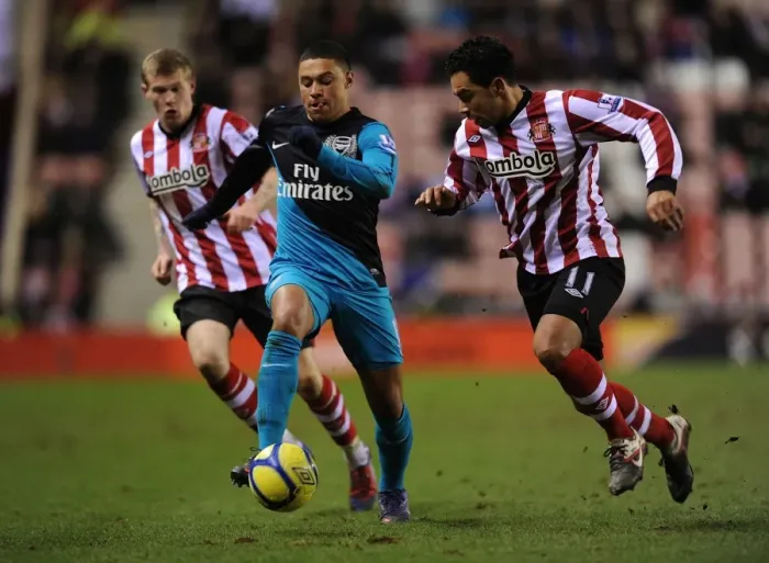 Framed Print : Alex Oxlade-Chamberlain Outsmarts Kieran Richardson: FA Cup Fifth Round Thriller
