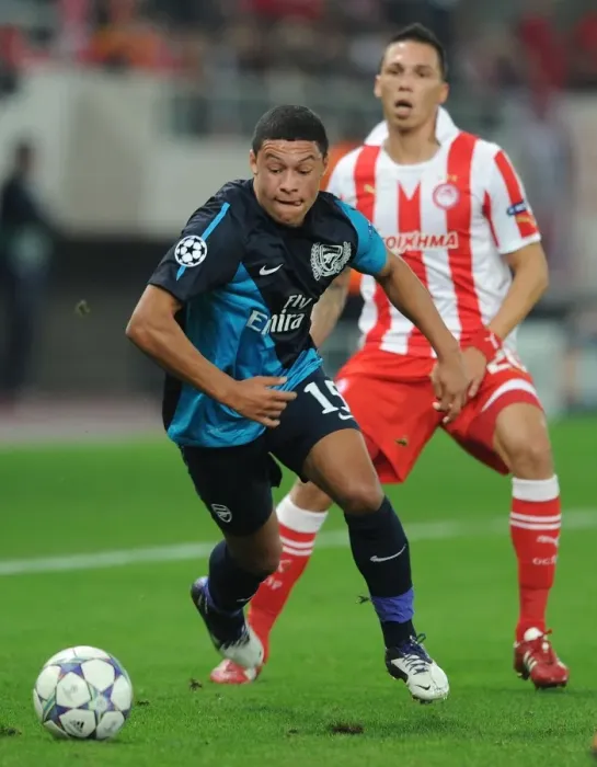 Framed Print : Alex Oxlade-Chamberlain vs Jose Holebas: Battle at the Georgios Karaiskakis Stadium - Olympiacos vs Arsenal, UEFA Champions League (2011-12) Framed Print : Alex Oxlade-Chamberlain vs Jose Holebas: Battle at the Georgios Karaiskakis Stadium - Olympiacos vs Arsenal, UEFA Champions League (2011-12)