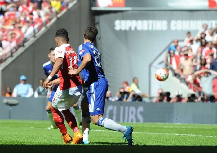 Framed Print : Alex Oxlade-Chamberlain's Dramatic Goal: Arsenal's FA Community Shield Victory over Chelsea (2015) - Oxlade-Chamberlain Scores under Azpilicueta's Pressure