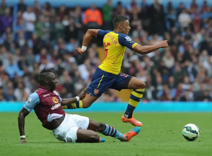 Framed Print : Alex Oxlade-Chamberlain's Sensational Skill: Outmaneuvering Aly Cissokho in Arsenal's Triumph over Aston Villa