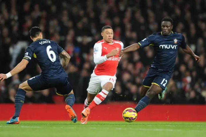 Framed Print : Alex Oxlade-Chamberlain's Slick Moves: Outsmarting Fonte and Wanyama in Arsenal's Victory over Southampton (2014-15) Framed Print : Alex Oxlade-Chamberlain's Slick Moves: Outsmarting Fonte and Wanyama in Arsenal's Victory over Southampton (2014-15)