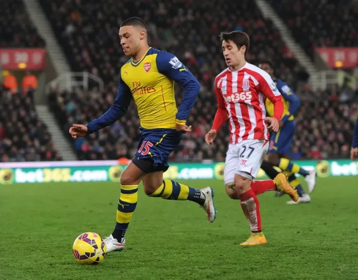Framed Print : Alex Oxlade-Chamberlain's Sneaky Move: Outsmarting Bojan in the Stoke City vs. Arsenal Clash (2014-15)