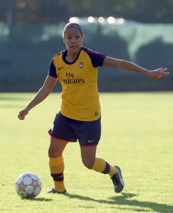 Framed Print : Alex Scott in Action: Arsenal Women's 6-0 Victory over Neulengbach in UEFA Cup