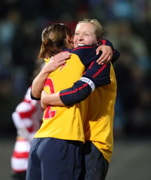 Framed Print : Alex Scott and Jayne Ludlow: Celebrating Arsenal's 4th Goal in FA Premier League Cup Final (5:0 vs Doncaster Rovers Belles)