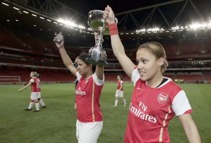 Framed Print : Alex Scott and Mary Phillip (Arsenal) with the Premier League Trophy Framed Print : Alex Scott and Mary Phillip (Arsenal) with the Premier League Trophy