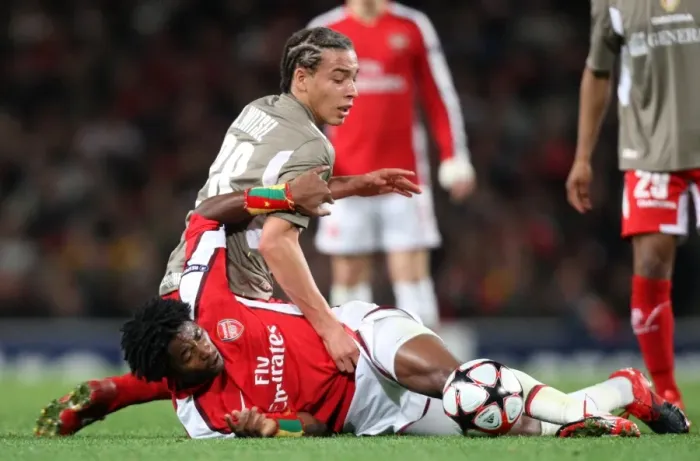 Framed Print : Alex Song (Arsenal) Axel Witsel (Liege)