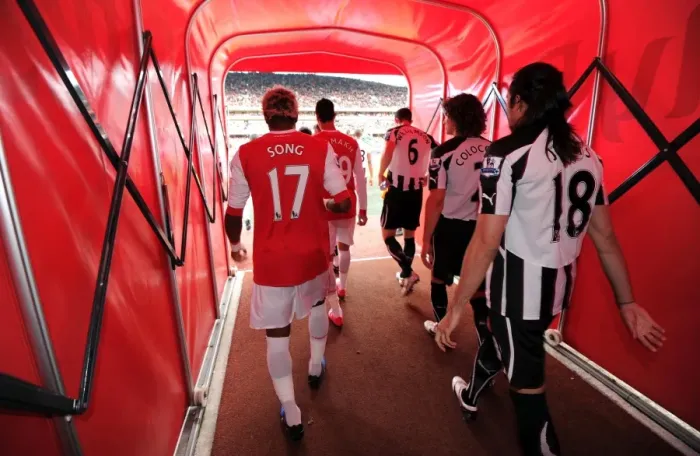 Framed Print : Alex Song (Arsenal) and Fabricio Coloccini (Newcastle) walk out of the players tunnel