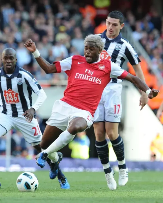 Framed Print : Alex Song (Arsenal) Graham Dorrans (WBA). Arsenal 2: 3 West Bromwich Albion