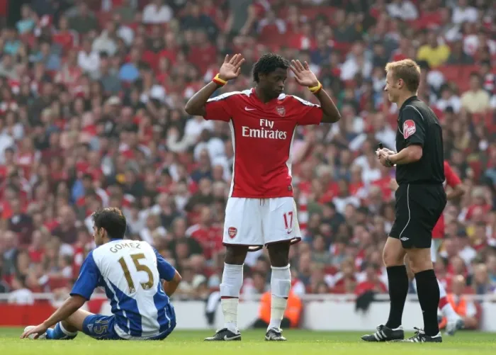 Framed Print : Alex Song (Arsenal) Jordi Gomez (Wigan) and Referee Mike Jones