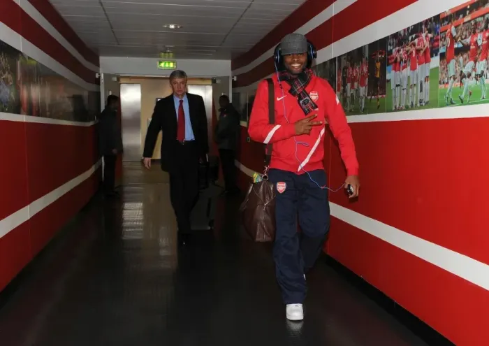 Framed Print : Alex Song (Arsenal) and Manager Arsene Wenger. Arsenal 3: 2 Aston Villa