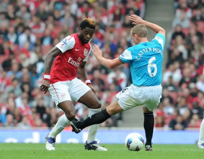 Framed Print : Alex Song (Arsenal) nutmegs Lee Catermole (Sunderland). Arsenal 2: 1 Sunderland