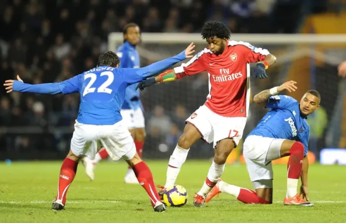 Framed Print : Alex Song (Arsenal) Richard Hughes and Kevin Prince Boateng (Portsmouth)