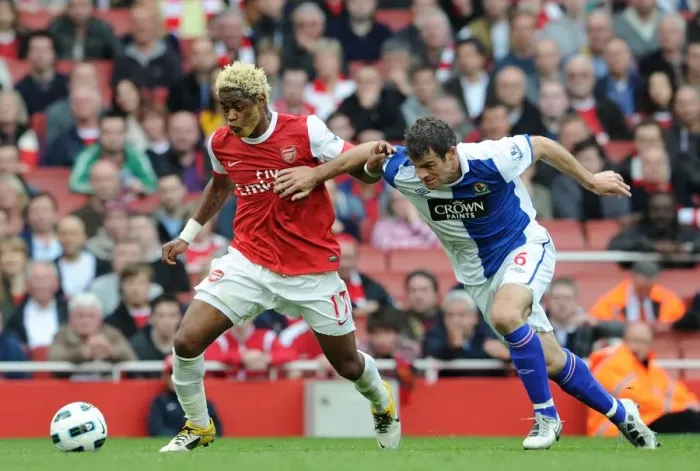 Framed Print : Alex Song (Arsenal) Ryan Nelson (Blackburn). Arsenal 0: 0 Blackburn Rovers