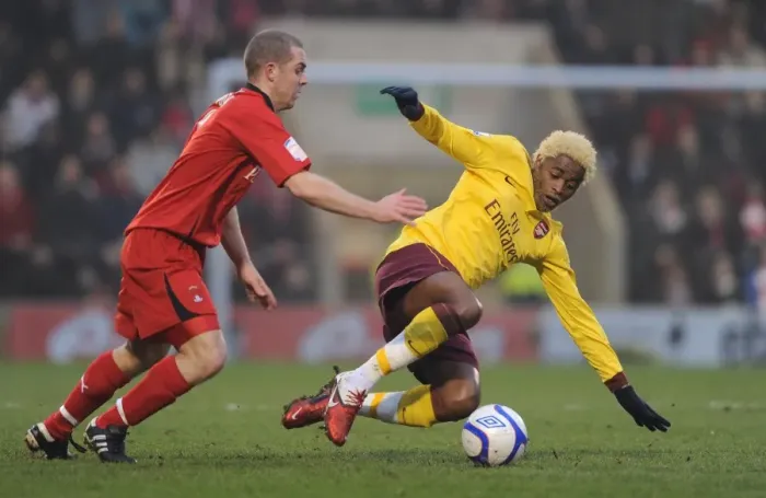 Framed Print : Alex Song (Arsenal) Stephen Dawson (Orient). Leyton Orient 1: 1 Arsenal