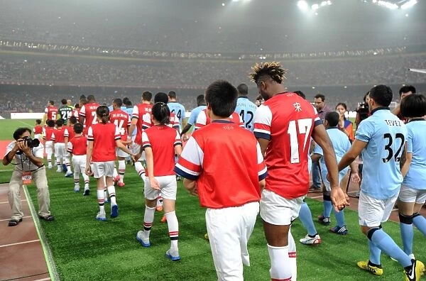 Alex Song (Arsenal) walsk out to the pitch. Arsenal 0: 2 Manchester City