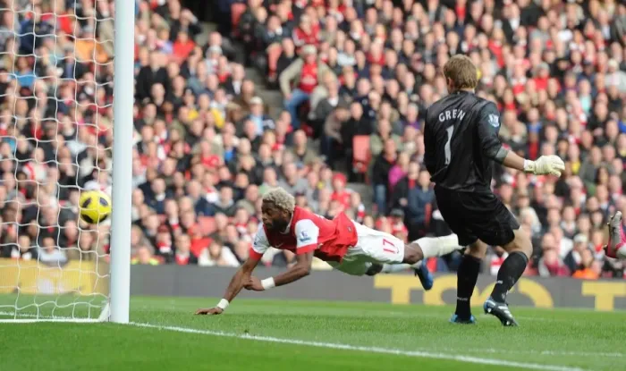 Framed Print : Alex Song heads past West Ham goalkeeper Rob Green to score the Arsenal goal Framed Print : Alex Song heads past West Ham goalkeeper Rob Green to score the Arsenal goal