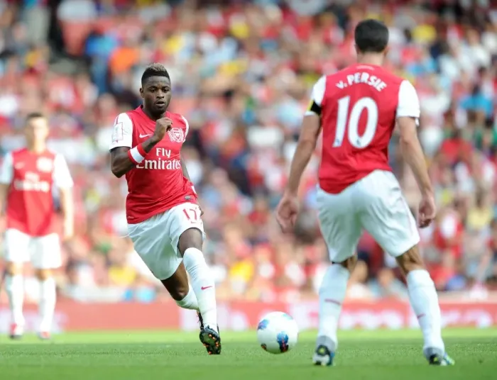 Framed Print : Alex Song passes to Robin van Persie (Arsenal). Arsenal 1: 1 New York Red Bulls