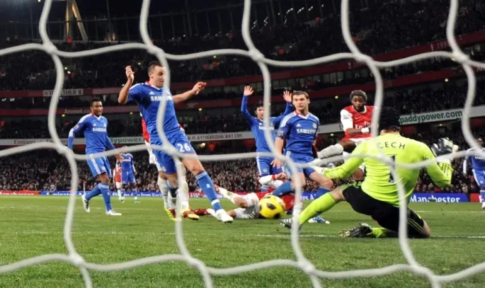 Framed Print : Alex Song scores Arsenals 1st goal past Petr Czech (Chelsea). Arsenal 3: 1 Chelsea