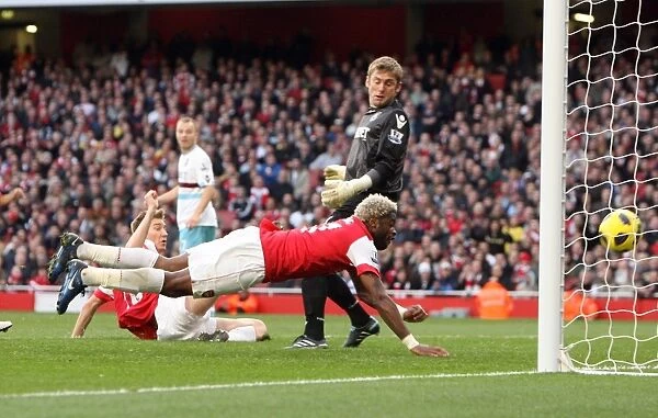 Alex Song scores Arsenals goal past Rob Green (West Ham). Arsenal 1