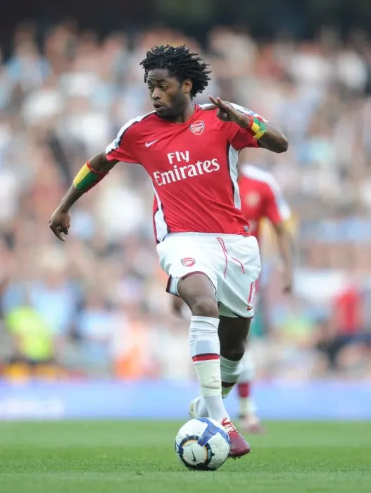 Framed Print : Alex Song: Stalemate at Emirates as Arsenal and Manchester City Draw in Premier League