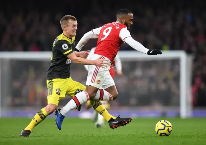 Framed Print : Alexandre Lacazette (Arsenal) James Ward-Prowse (Soton)
