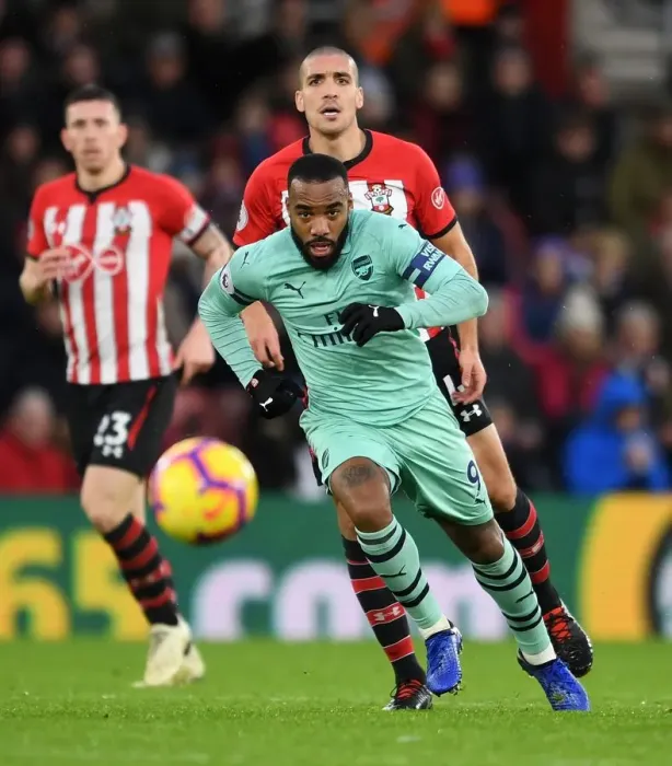 Framed Print : Alexandre Lacazette (Arsenal) Oriol Romeu (Southampton). Southampton 3: 2 Arsenal Framed Print : Alexandre Lacazette (Arsenal) Oriol Romeu (Southampton). Southampton 3: 2 Arsenal