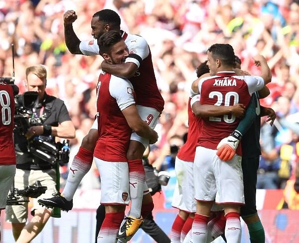 Alexandre Lacazette and Olivier Giroud (Arsenal) celebrate winning the penalty shoot out