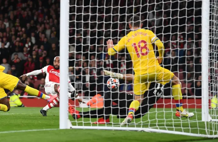 Framed Print : Alexandre Lacazette Scores Arsenal's Second Goal Against Crystal Palace (2021-22)