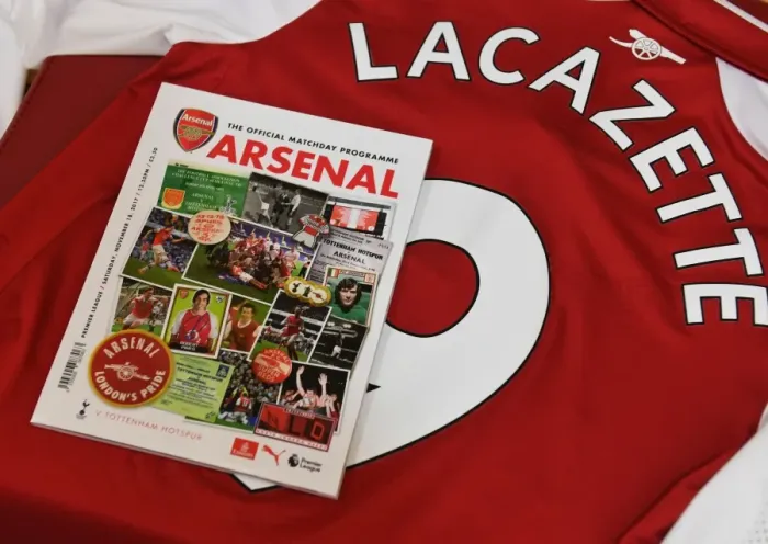 Framed Print : Alexandre Lacazette's Arsenal Shirt and Match Programme before Arsenal vs. Tottenham Hotspur (2017-18)