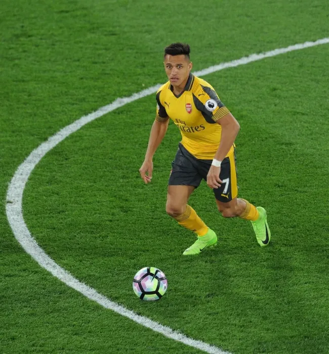 Framed Print : Alexis Sanchez in Action: Arsenal vs Crystal Palace Premier League Clash (2016-17) Framed Print : Alexis Sanchez in Action: Arsenal vs Crystal Palace Premier League Clash (2016-17)