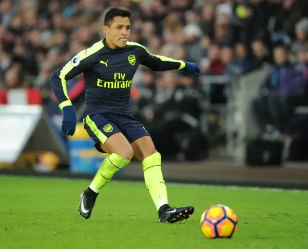 Arsenal FC Print: Alexis Sanchez in Action Art Prints