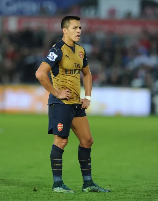 Framed Print : Alexis Sanchez in Action: Arsenal vs Swansea City (2015-16)