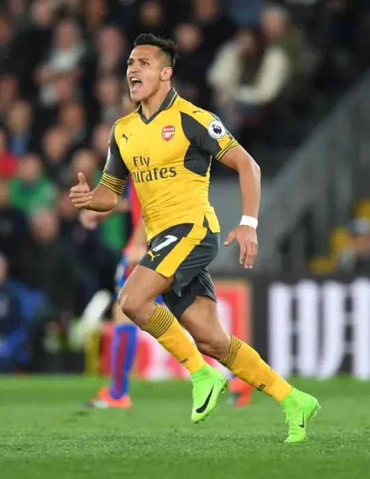 Framed Print : Alexis Sanchez in Action: Arsenal's Premier League Battle at Crystal Palace (2016-17)