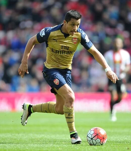Alexis Sanchez in Action: Arsenal's Star Performance against Sunderland, Premier League 2015-16