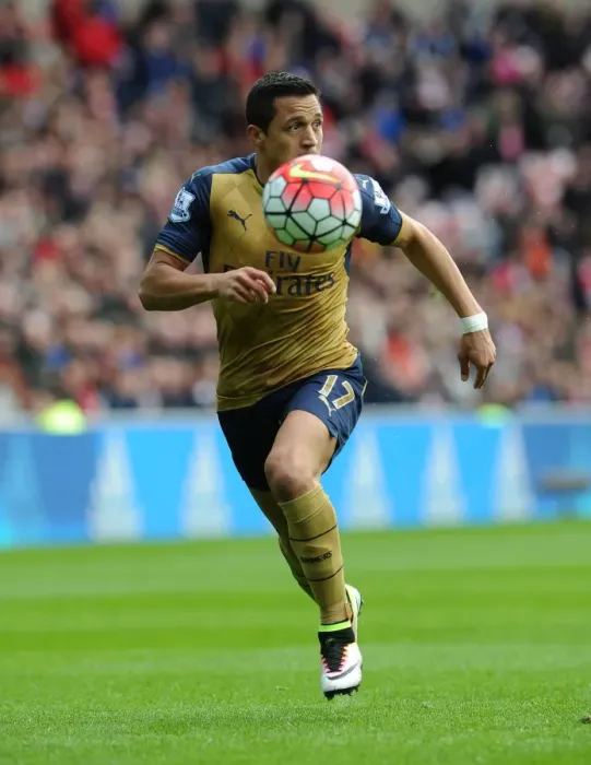 Framed Print : Alexis Sanchez in Action: Arsenal's Thrilling Victory over Sunderland (Premier League 2015-16)