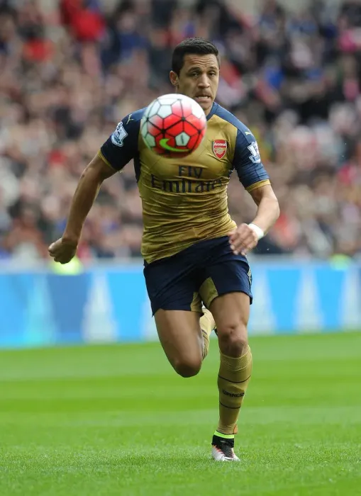 Framed Print : Alexis Sanchez in Action: Arsenal's Thrilling Victory over Sunderland (Premier League 2015-16)
