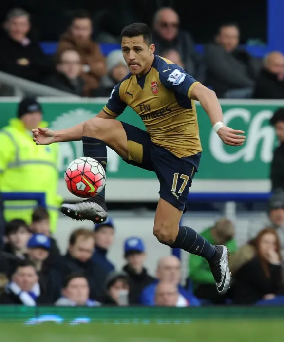 Framed Print : Alexis Sanchez in Action: Everton vs. Arsenal, Premier League 2015-16 Framed Print : Alexis Sanchez in Action: Everton vs. Arsenal, Premier League 2015-16