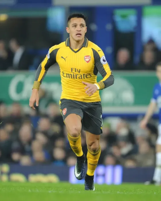 Framed Print : Alexis Sanchez in Action: Everton vs. Arsenal, Premier League 2016-17