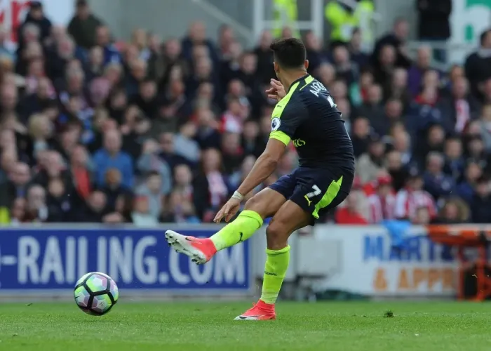 Framed Print : Alexis Sanchez in Action: Stoke City vs. Arsenal, Premier League 2016-17