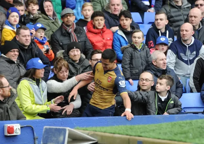 Framed Print : Alexis Sanchez (Arsenal) in with the fans. Everton 0: 2 Arsenal. Barclays Premier League