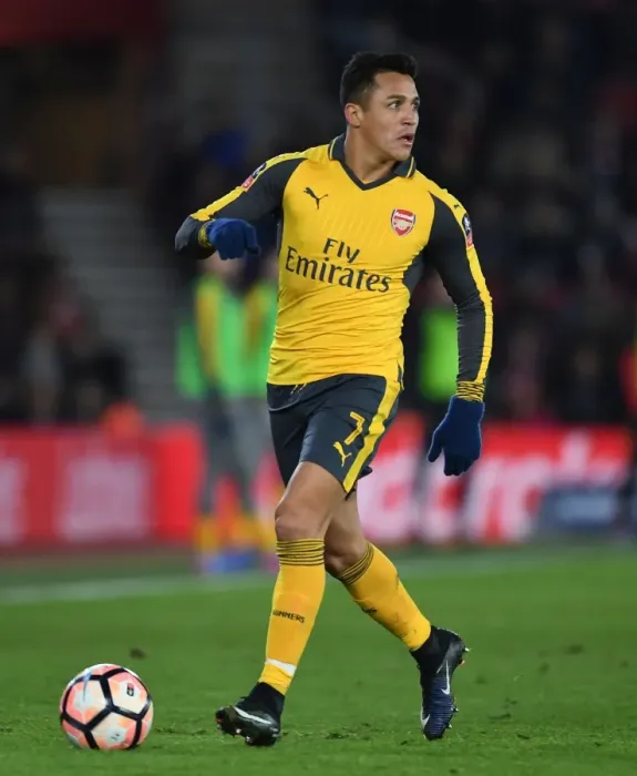 Framed Print : Alexis Sanchez: Arsenal's FA Cup Star in Action Against Southampton (2017) Framed Print : Alexis Sanchez: Arsenal's FA Cup Star in Action Against Southampton (2017)