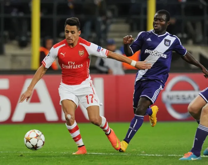 Framed Print : Alexis Sanchez Breaks Past Anderlecht's Defense in 2014-15 Champions League Clash