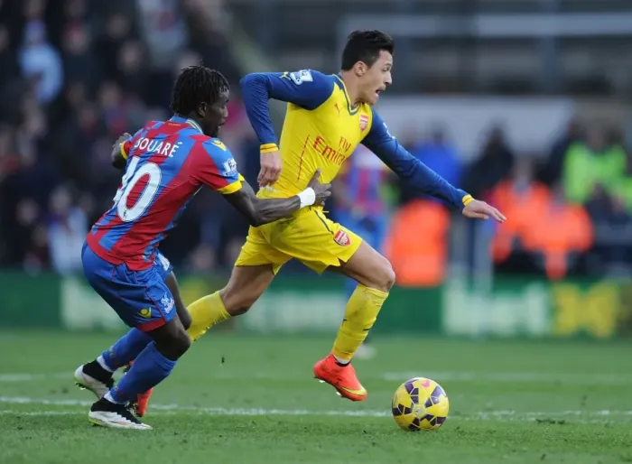 Framed Print : Alexis Sanchez Dashes Past Crystal Palace: Arsenal vs Crystal Palace, Premier League 2014-15
