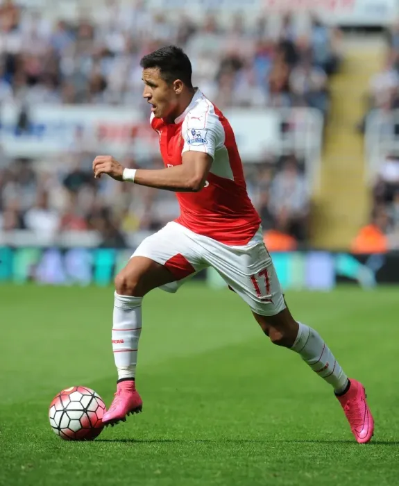 Framed Print : Alexis Sanchez Faces Newcastle United in Premier League Showdown (2015-16) Framed Print : Alexis Sanchez Faces Newcastle United in Premier League Showdown (2015-16)