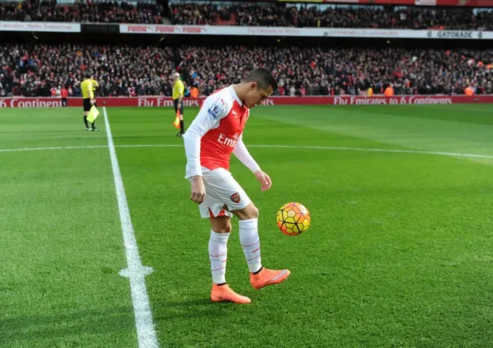 Framed Print : Alexis Sanchez Gears Up for Arsenal vs. Leicester City Showdown (2015-16) Framed Print : Alexis Sanchez Gears Up for Arsenal vs. Leicester City Showdown (2015-16)