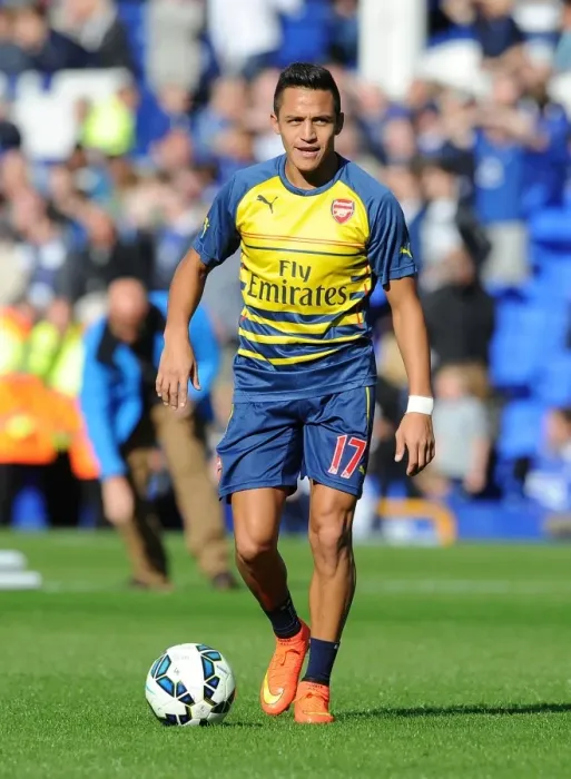 Framed Print : Alexis Sanchez Gears Up: Everton vs Arsenal, Premier League 2014 / 15
