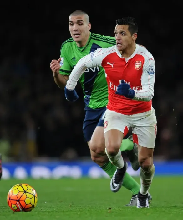 Framed Print : Alexis Sanchez Outsmarts Oriol Romeu: Arsenal's Masterclass vs Southampton, Premier League 2015-16