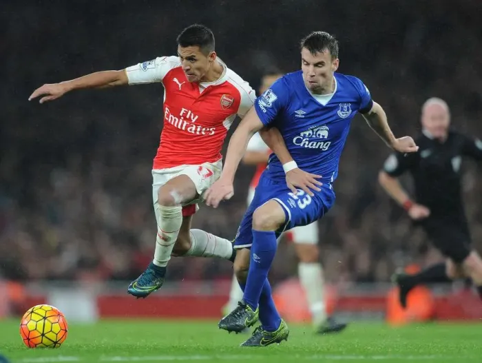 Framed Print : Alexis Sanchez Outsmarts Seamus Coleman: Arsenal vs Everton, 2015